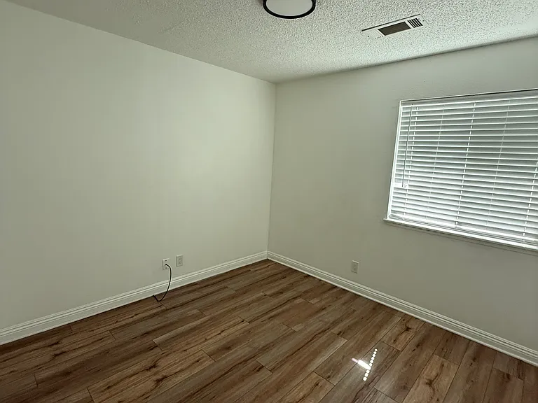 1524 N Thomas Ct — Photo 5