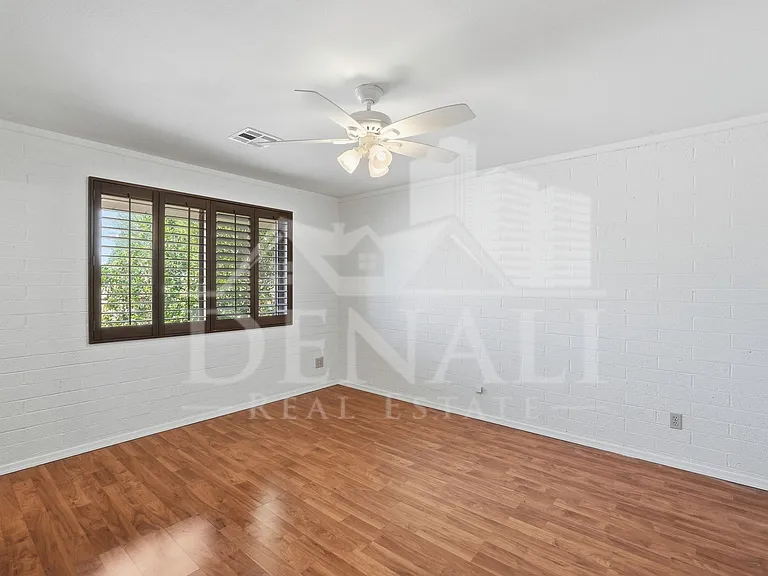 10747 W Hope Dr — Photo 12