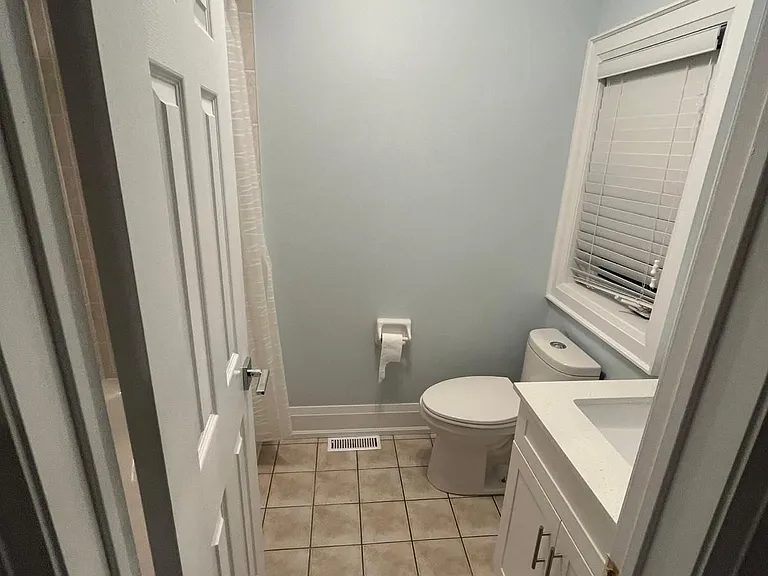 135 Mowat Cres — Photo 27