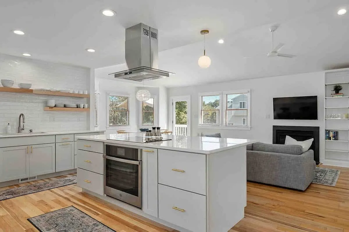 3 bed, 2328 sqft, $2,500 — Photo 3