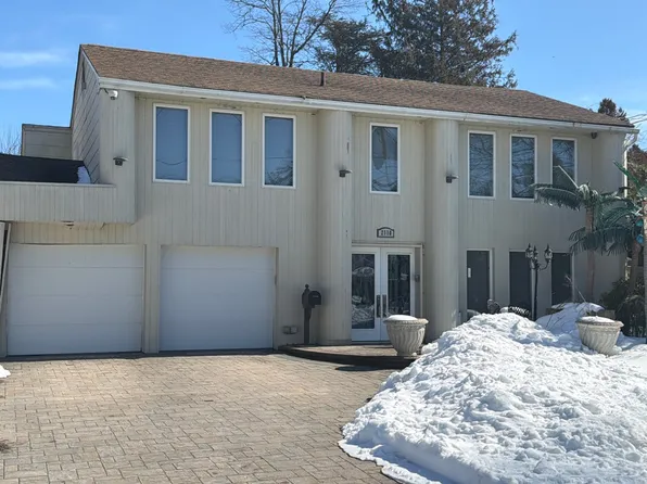 2110 Vine Dr, Merrick, NY 11566