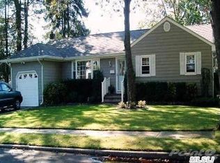 405 Centre Ave, Lindenhurst, NY 11757