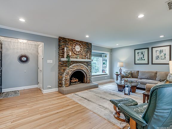 3rd image of 338 ROBINHOOD PL