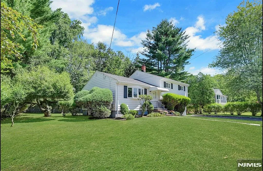 3 bed, 1.5 bath, $4,500 — Photo 2