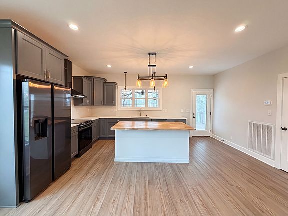 2nd image of 996 Gratton Rd