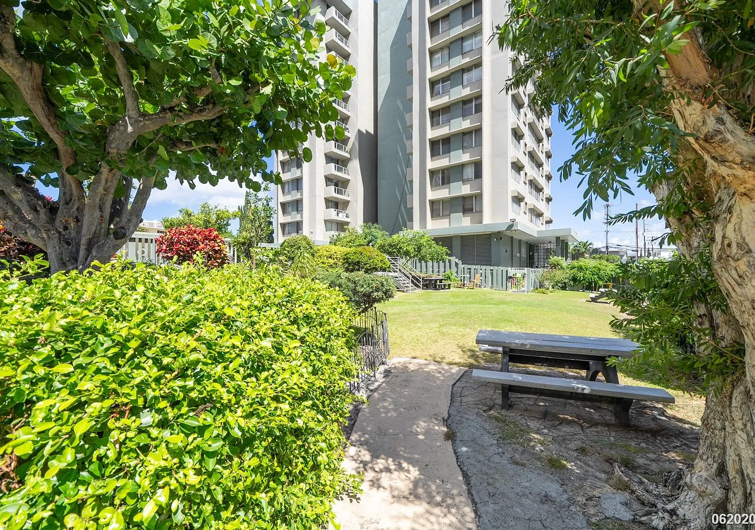 $2400 / 2 BD, 1 BA, 1 parking Condo in Hono Hale Towers — Photo 3