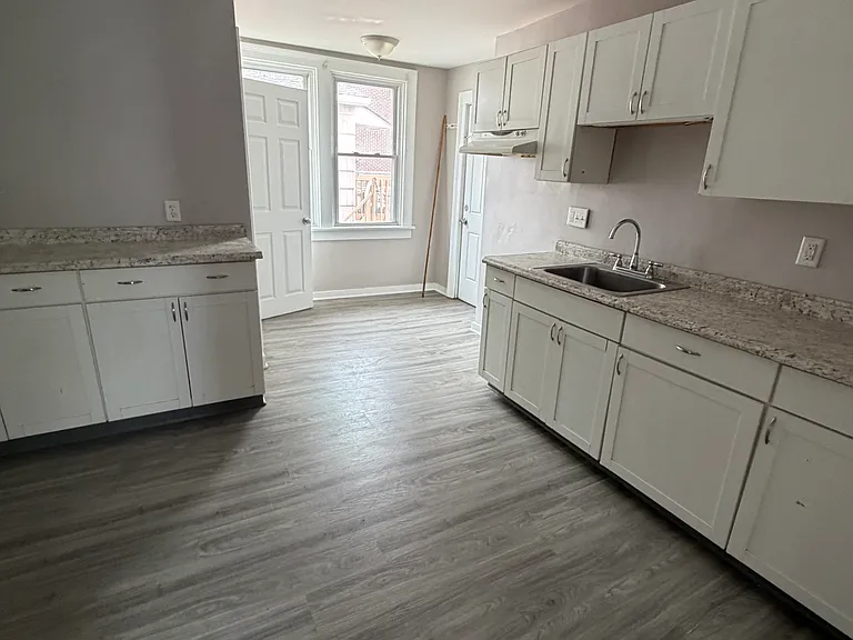 423 Hancock St #3 — Photo 9