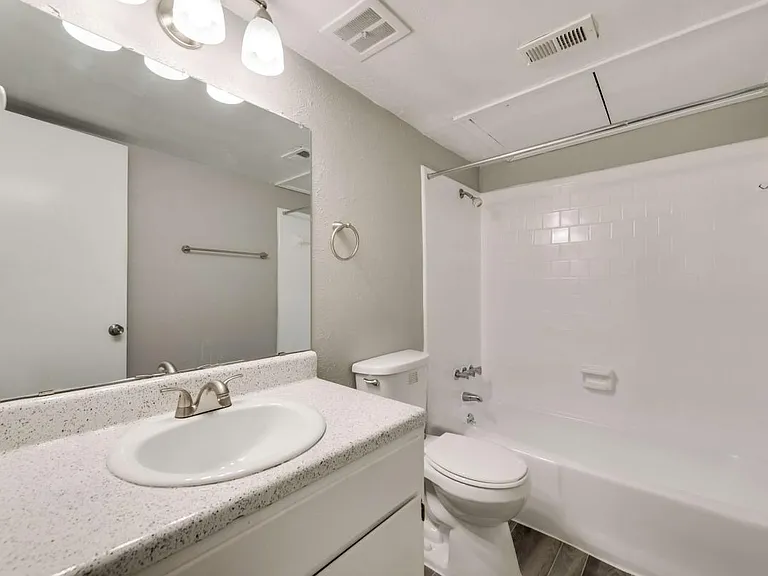 London Square Apartments — Photo 14