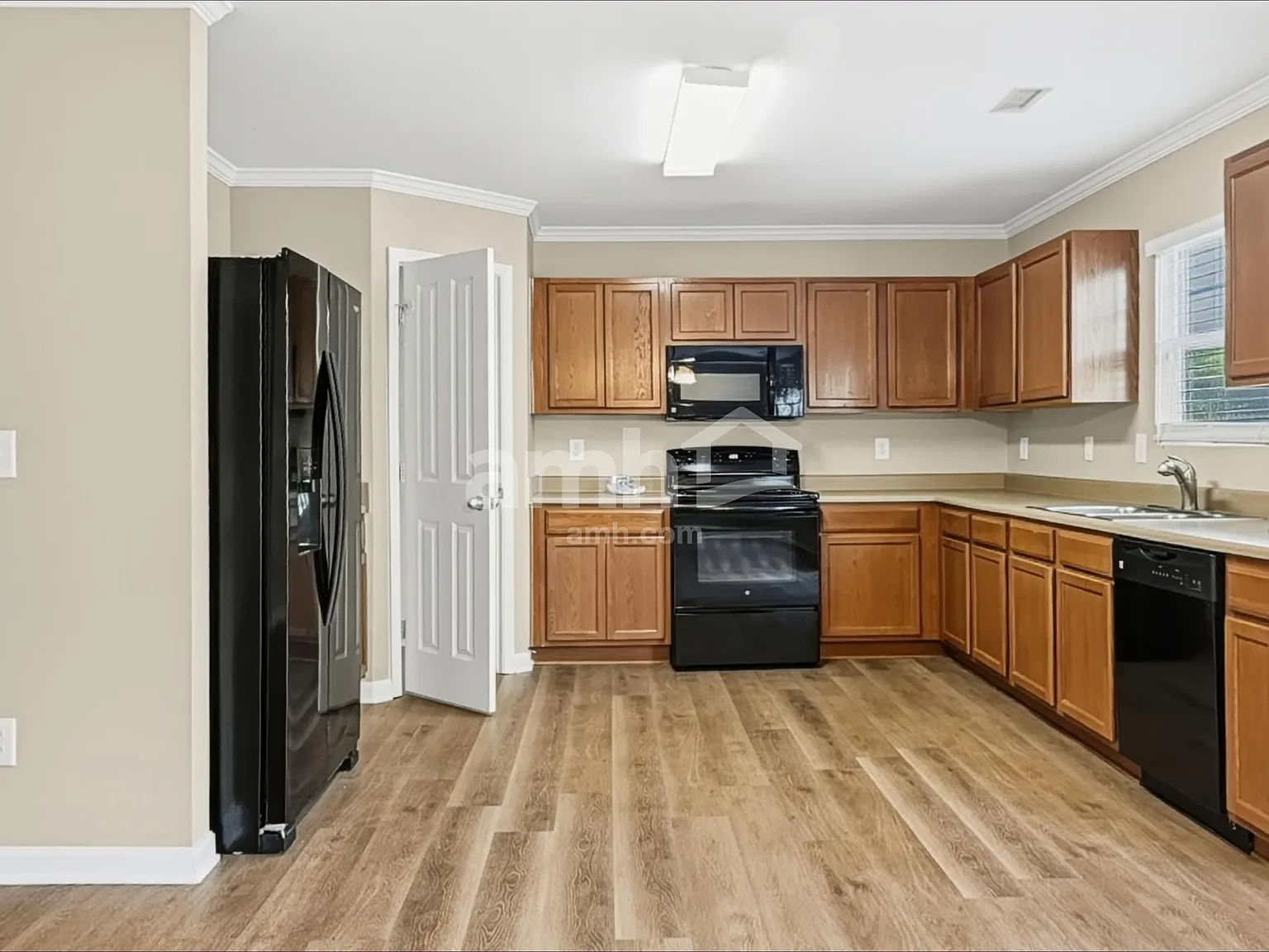 4 bed, 2.5 bath, 2566 sqft, $2,515 — Photo 3