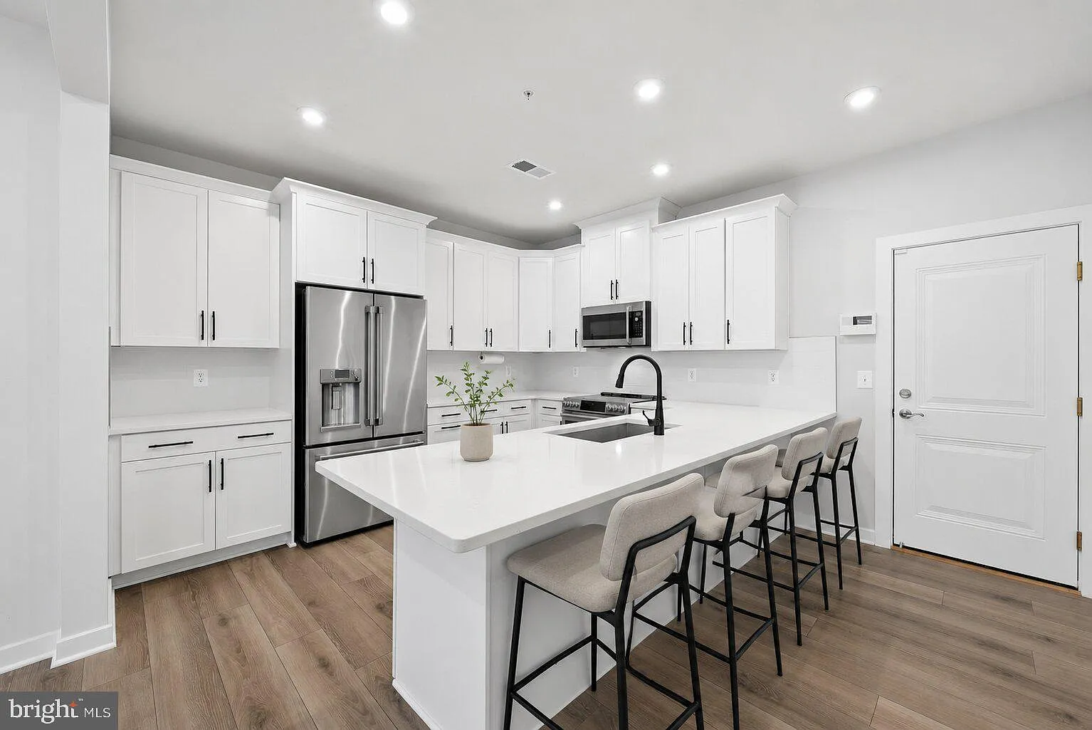 Sm Ashburn Station Condo — Photo 2
