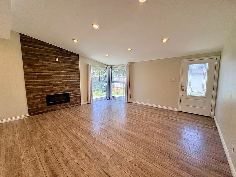 975 N Grammont Ave — Photo 4
