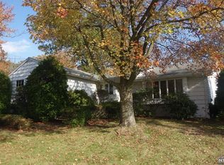 11 Roberts Rd, Englewood Cliffs, NJ 07632