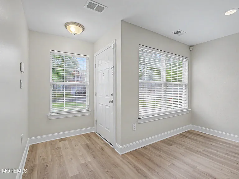77 Picket Pl — Photo 2