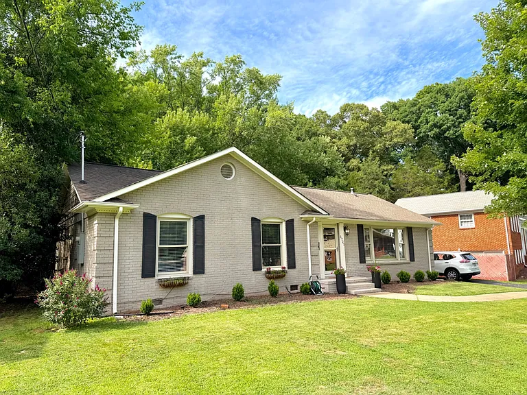 1721 Edgewater Dr — Photo 4