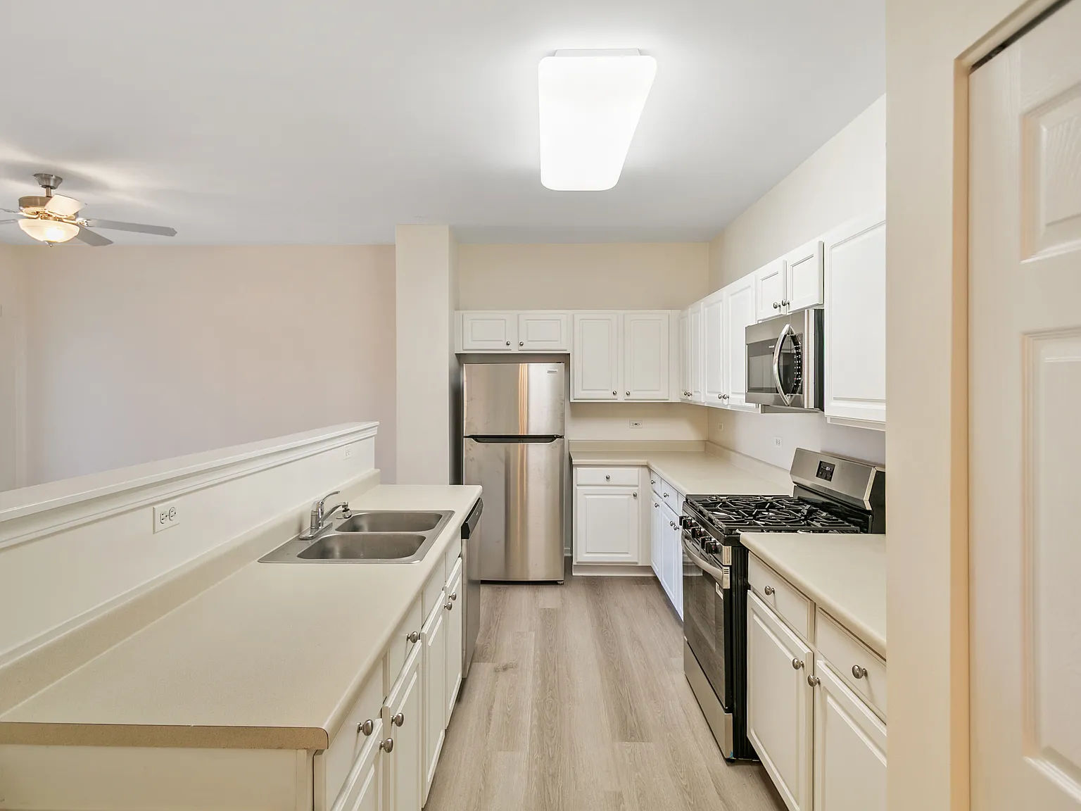 2 bed, 1300 sqft, $2,300 — Photo 2