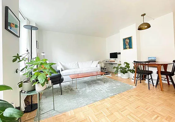 街 317-319 West 35th Street Tops Out in the Garment District in