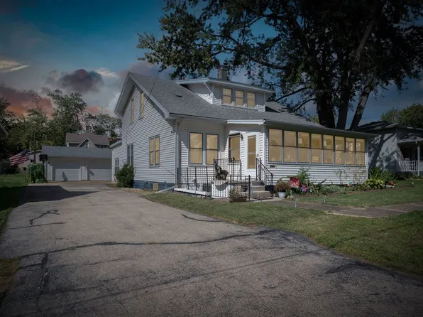 209 S George St, Clinton, IL 61727