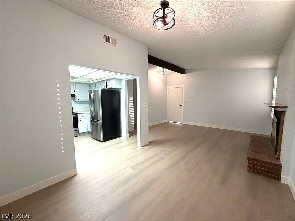 3 bed, 2.0 bath, 1613 sqft, $1,840 — Photo 4
