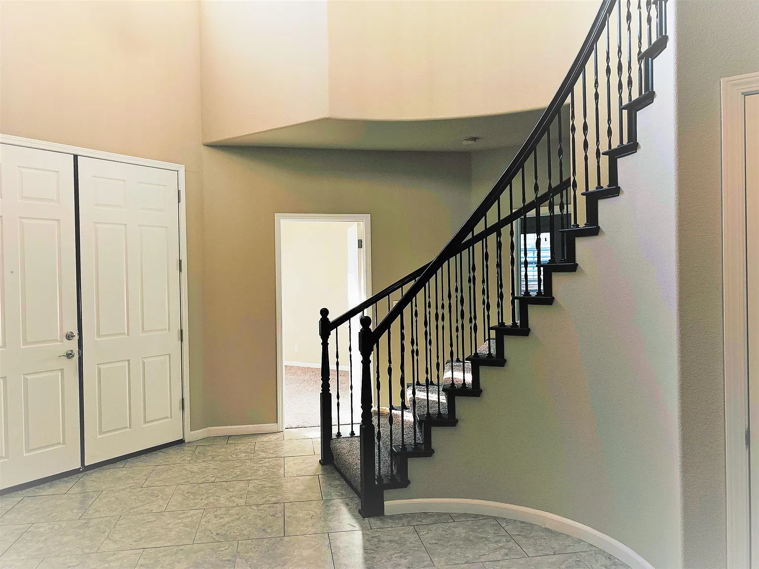 5 bed, 3.5 bath, 3150 sqft, $3,595 — Photo 2