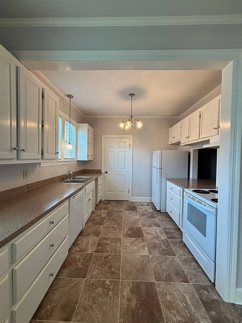 Gorgeous Large Home!! — Photo 4