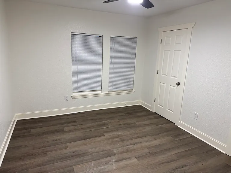 1011 N Valderas St — Photo 17