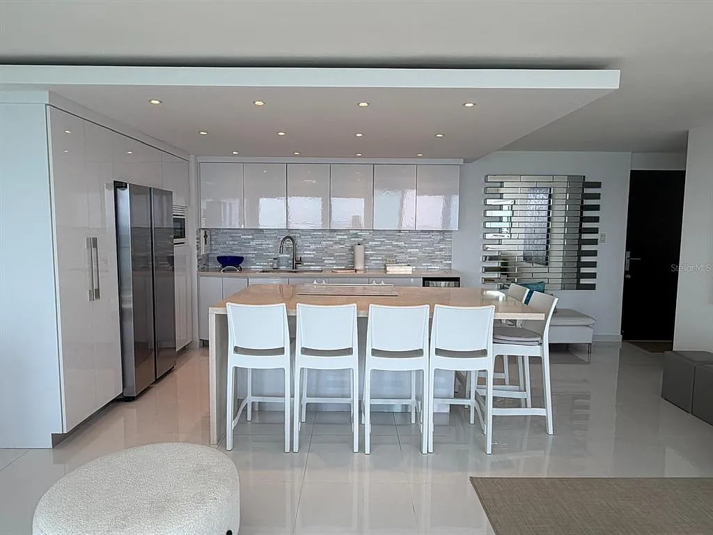 2 bed, 2.0 bath, 1000 sqft, $4,000 — Photo 4