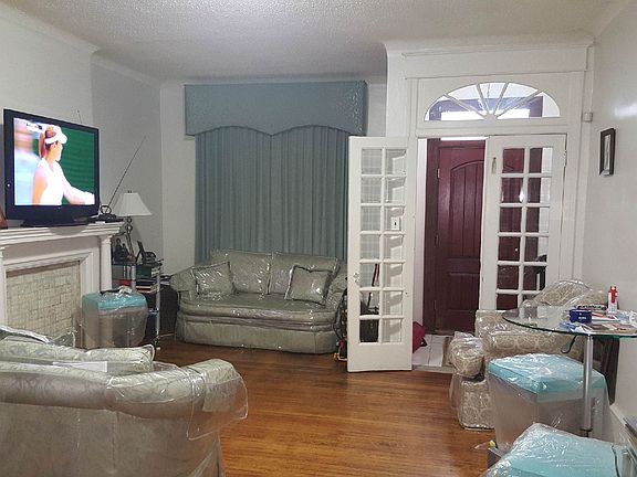 Living Room 225 W Abbottsford Ave