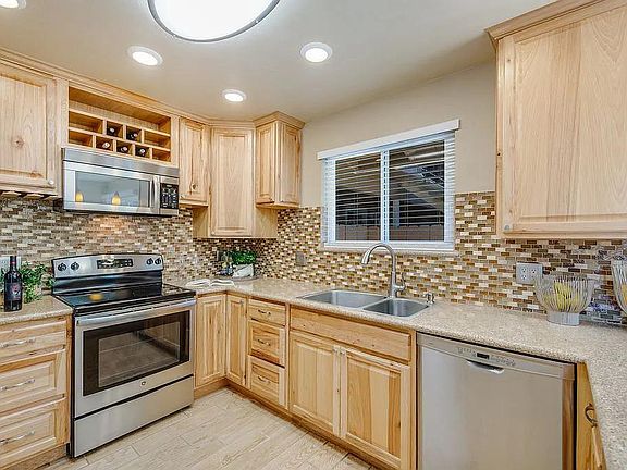 2nd image of 916 Castlewood Dr APT 1