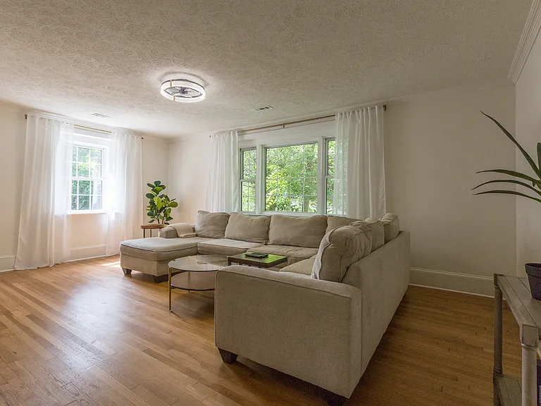 516 W King St — Photo 4