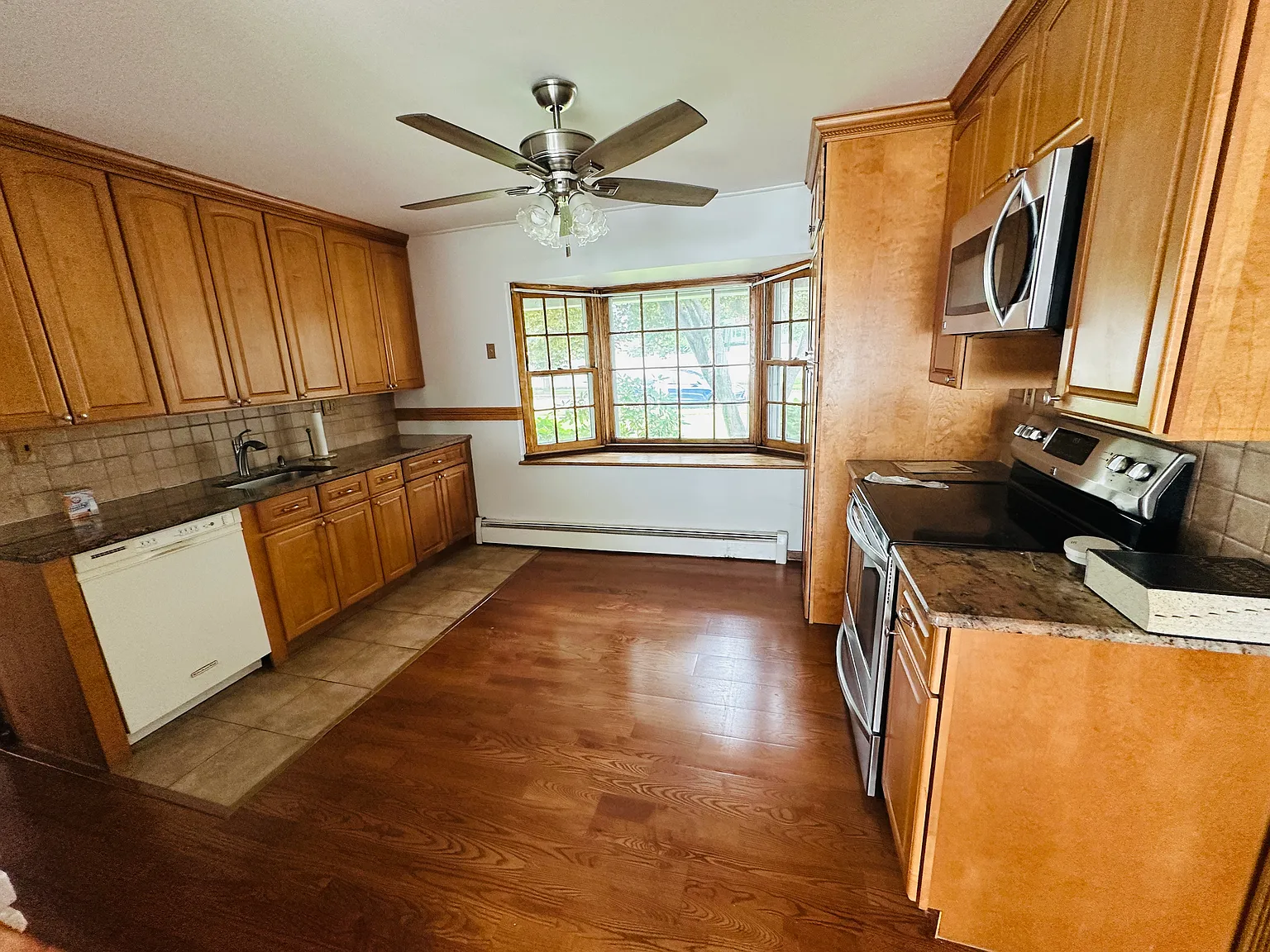 4 bed, 1600 sqft, $4,550 — Photo 4