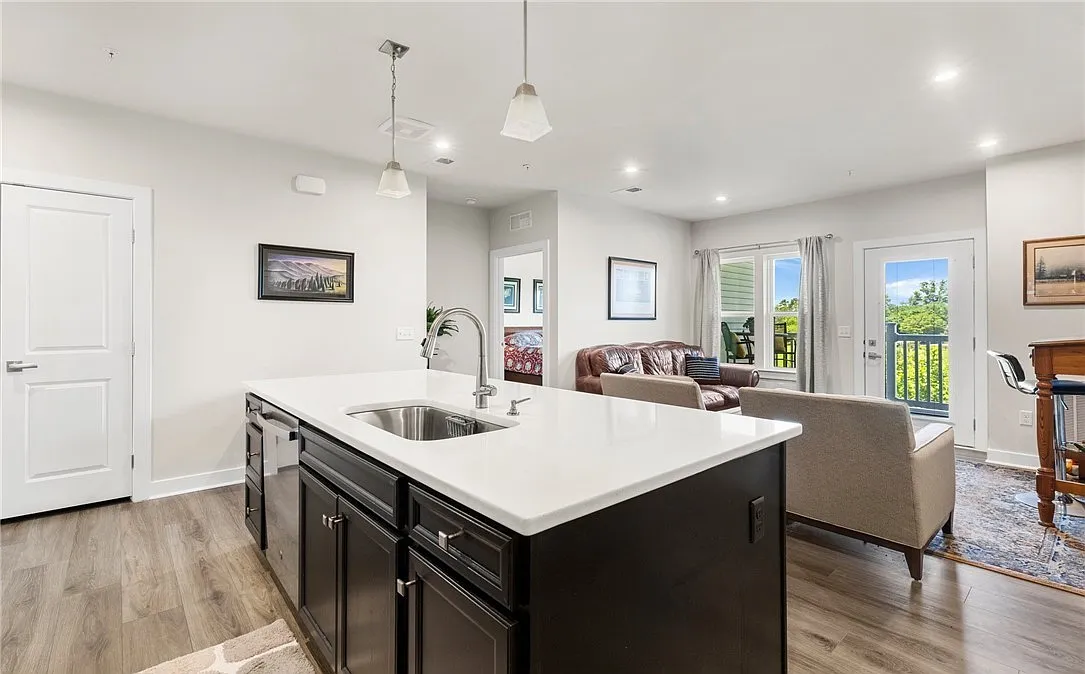 2 bed, 1122 sqft, $2,100 — Photo 4
