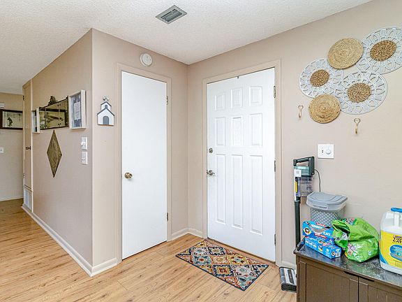 5th image of 527 Ward Ave