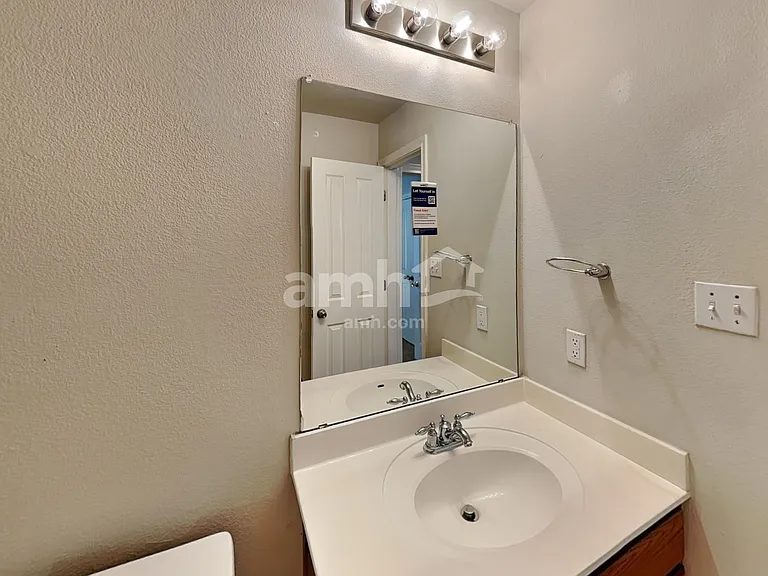 212 Hereford St — Photo 9