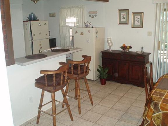 Nice breakfast bar right off kitchen