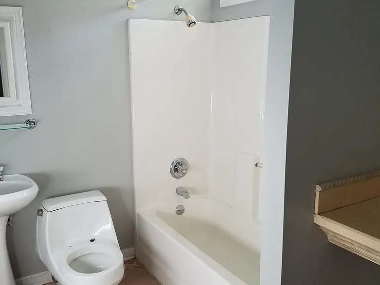 1233 Goodwin Rd NE — Photo 4