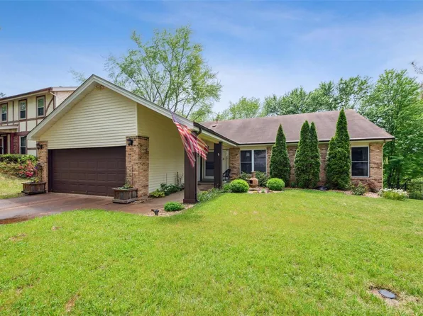 126 Hollyleaf Dr, Ballwin, MO 63021