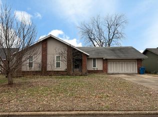 1352 E Woodgate St, Springfield, MO 65804
