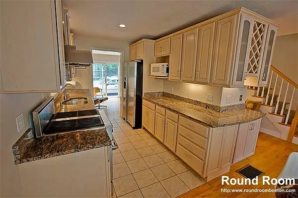 3 bed, 2.5 bath, 1759 sqft, $4,100 — Photo 2