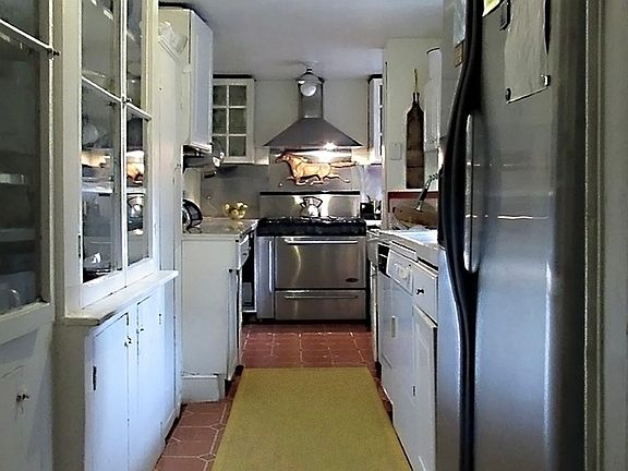 5th image of 258 W 12th St #1A