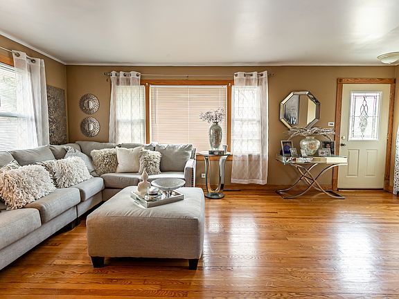 3rd image of 238 Buckthorn Ln
