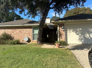 805 Mountain Laurel Ln, Bedford, TX 76021