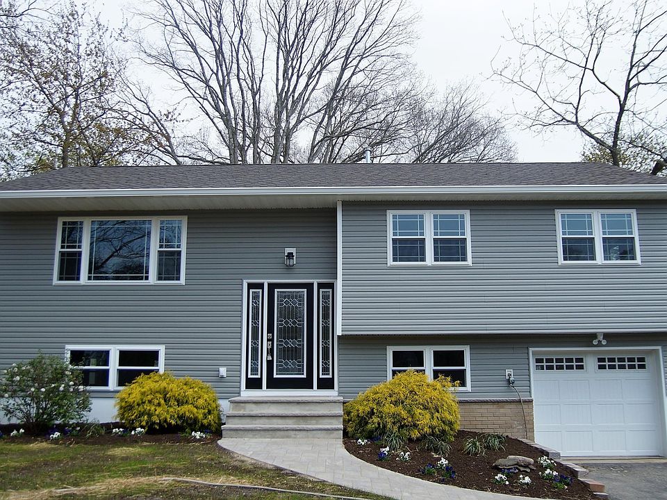 1st image of 563 Fountain Dr