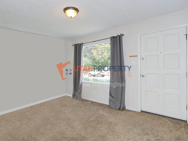 566 E Stringham Ave — Photo 5