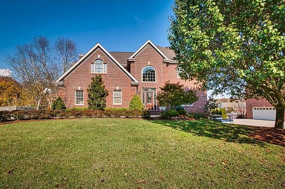 2nd image of 1052 Sussex Dr