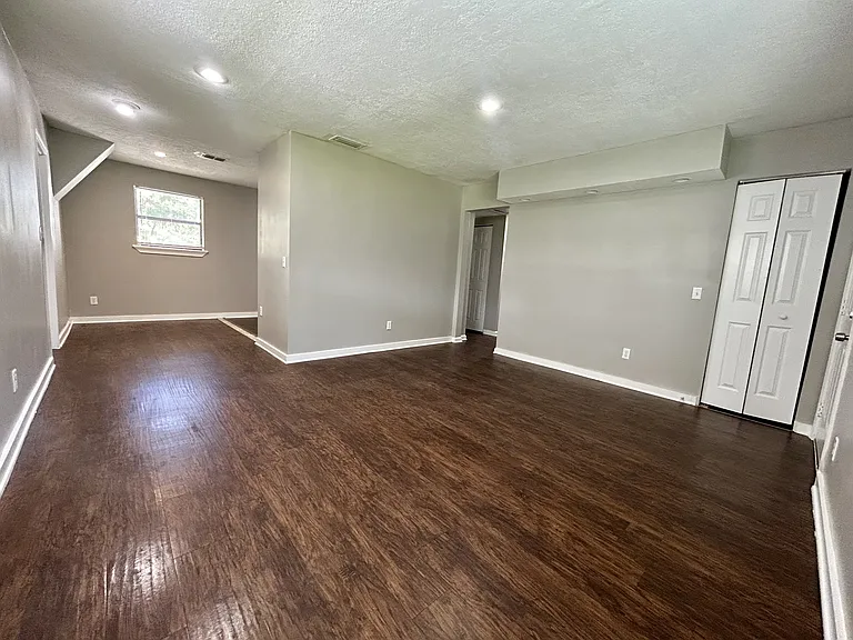 6724 Zircon Dr — Photo 3