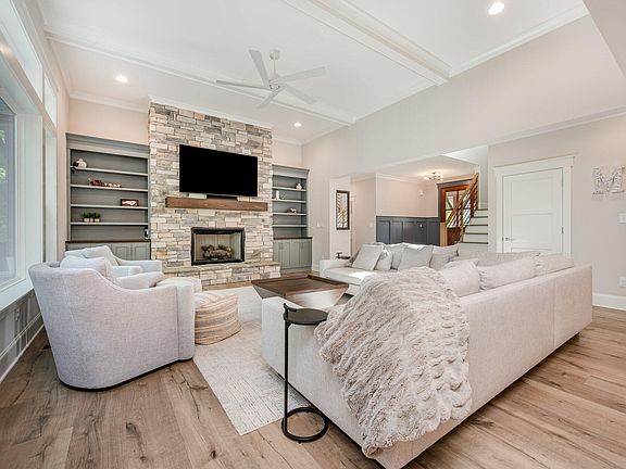 5th image of 33 Tivoli Ct