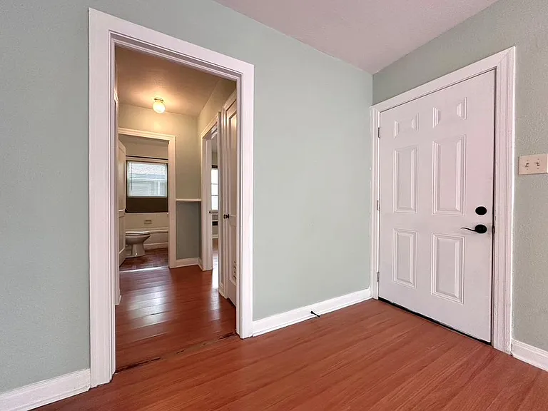 914 E 39th St #1 — Photo 17