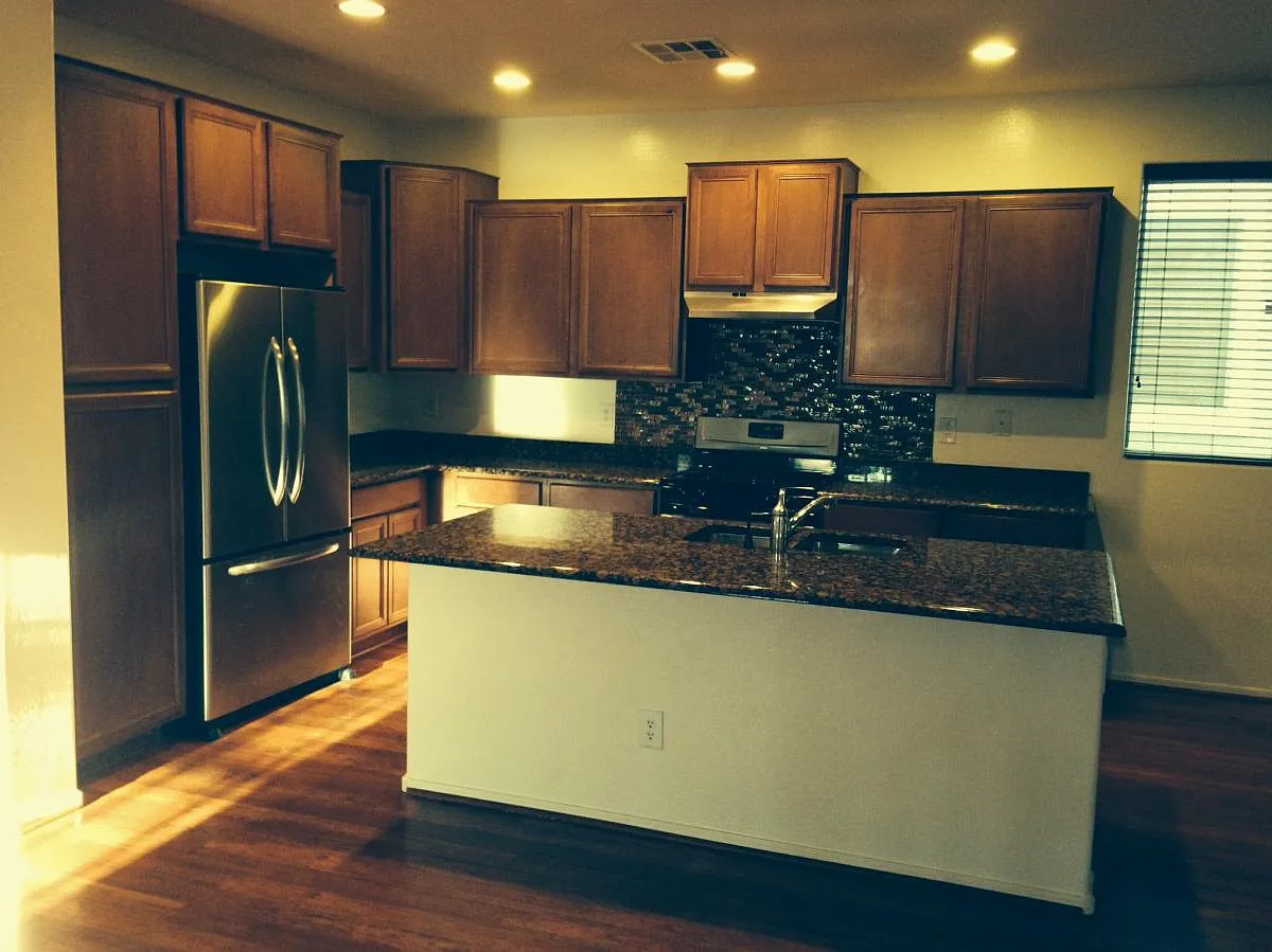 4 bed, 2692 sqft, $2,800 — Photo 3
