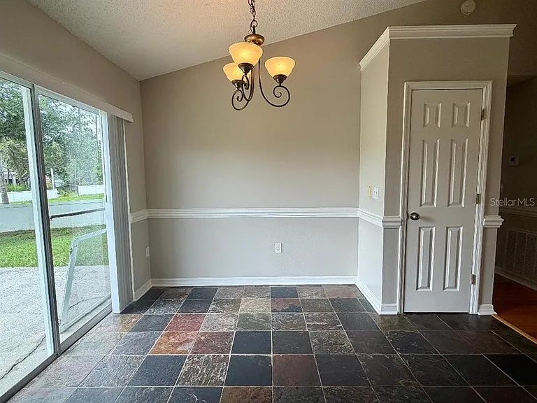 881 Hanford Dr — Photo 4