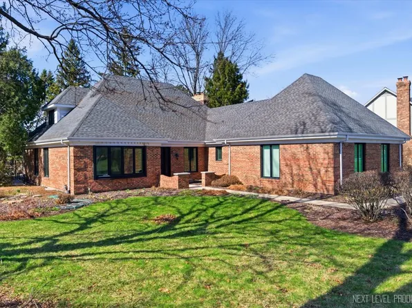 980 Persimmon Ct, St Charles, IL 60174